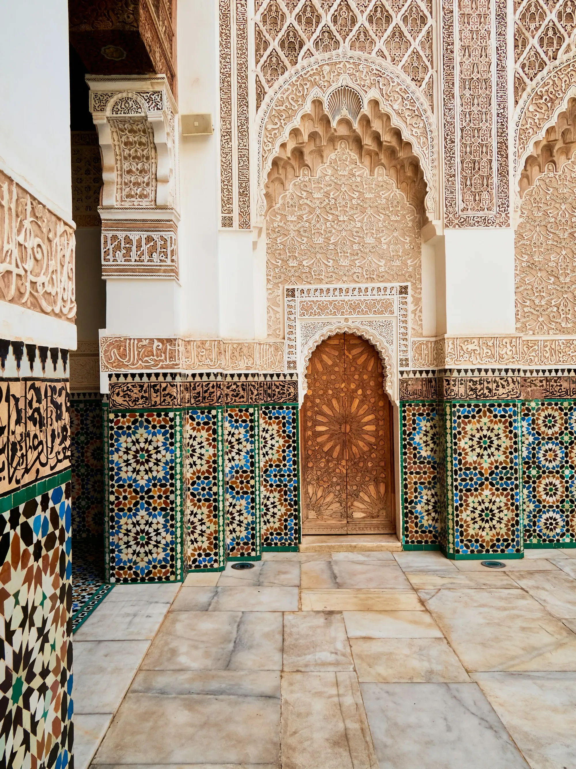 Patio intérieur du Riad Nour, lumière du jour à travers les arches